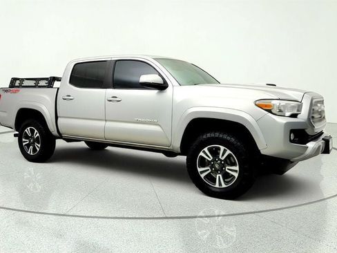 Used 2016 Toyota Tacoma TRD Sport w/ Towing Package AWD/4WD image 3