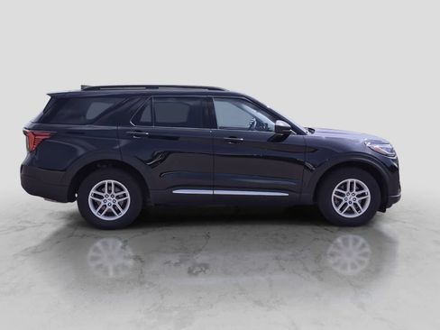 Used 2025 Ford Explorer Active AWD/4WD image 9