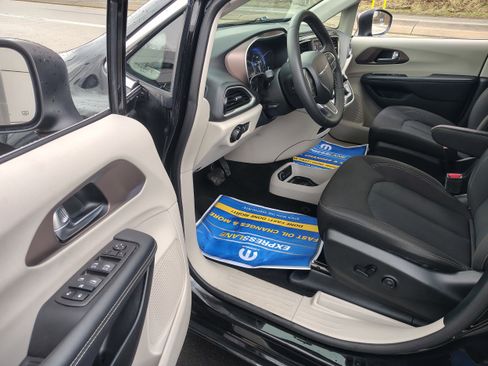 Certified 2024 Chrysler Voyager LX image 29