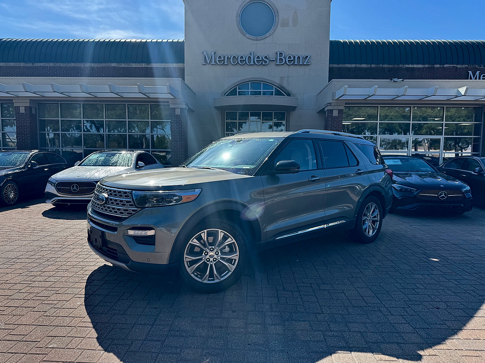 Used 2020 Ford Explorer Limited RWD image 2