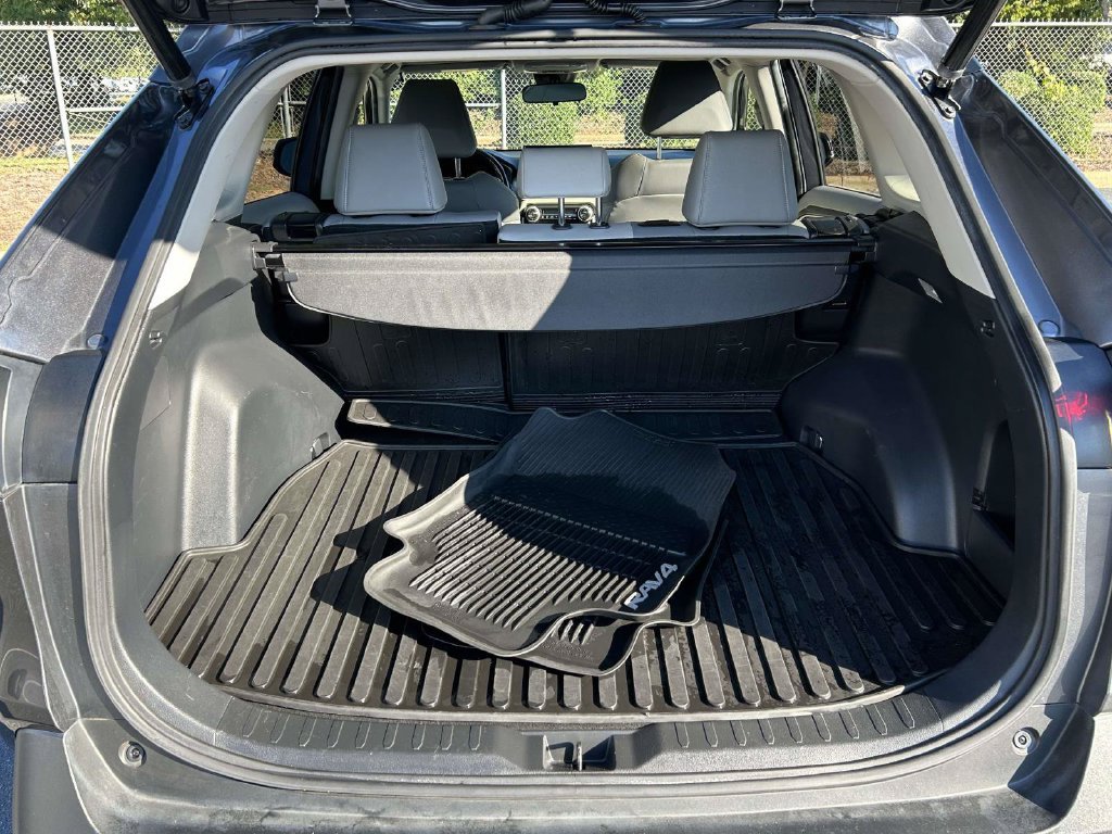 Used 2019 Toyota RAV4 XLE Premium FWD image 11