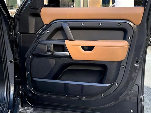 Used 2025 Land Rover Defender 110 X-Dynamic SE image 21