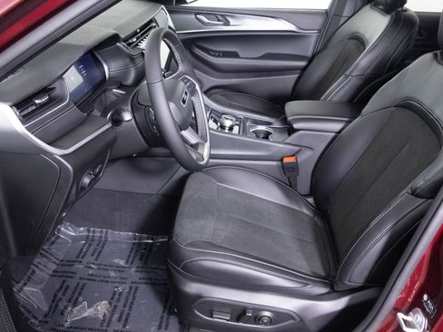 New 2025 Jeep Grand Cherokee Altitude image 15