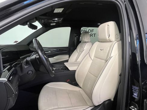 Used 2023 Cadillac Escalade Sport AWD/4WD image 2