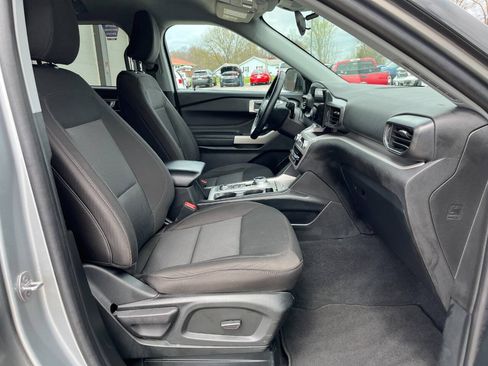 Used 2023 Ford Explorer XLT AWD/4WD image 10
