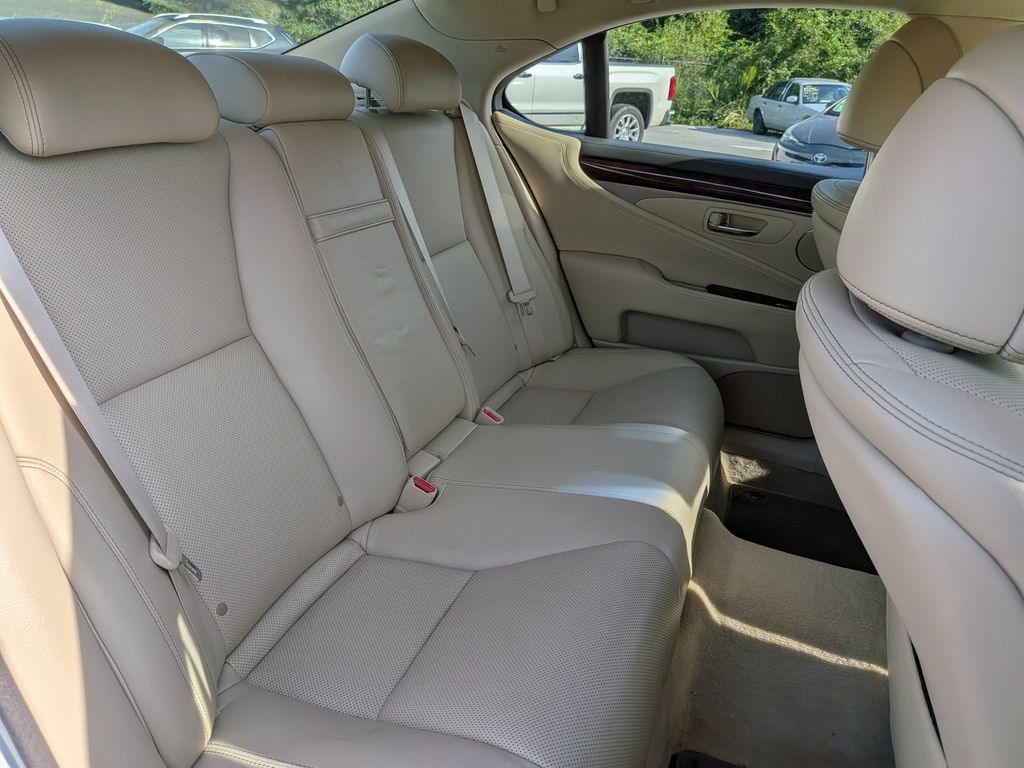 Used 2013 Lexus LS 460 w/ Comfort Pkg RWD image 24