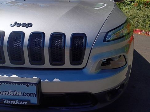Used 2018 Jeep Cherokee Latitude w/ Altitude Package FWD image 10