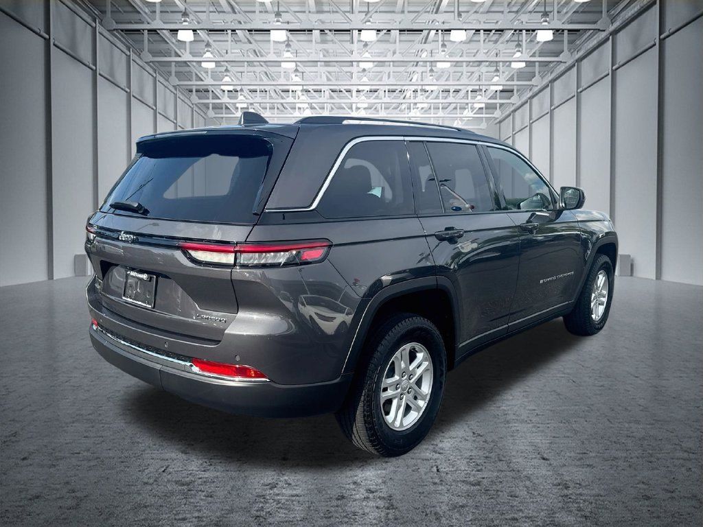 Used 2023 Jeep Grand Cherokee Laredo AWD/4WD image 9