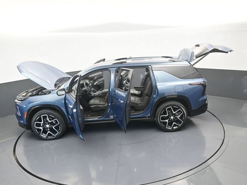 Used 2025 Chevrolet Traverse High Country FWD image 77