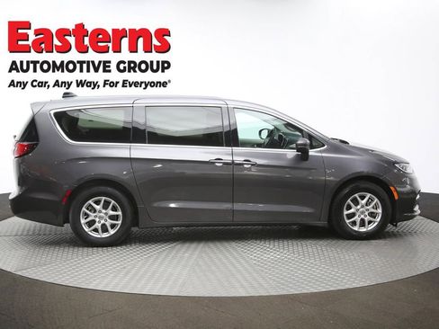 Used 2023 Chrysler Pacifica Touring-L image 46