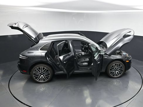 Used 2025 Porsche Macan AWD/4WD image 32