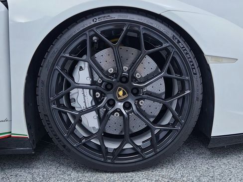 Used 2019 Lamborghini Huracan Performante AWD/4WD image 14