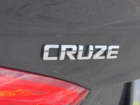 Used 2017 Chevrolet Cruze LT w/ Sun And Sound Package FWD image 8