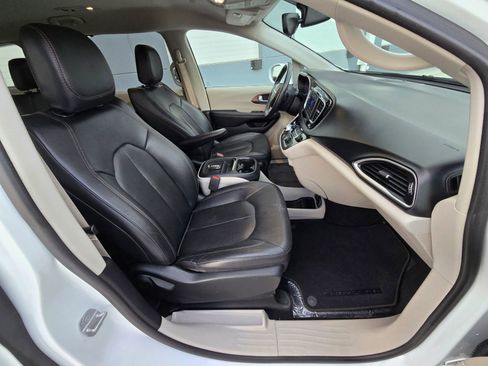 Used 2018 Chrysler Pacifica Touring-L image 24