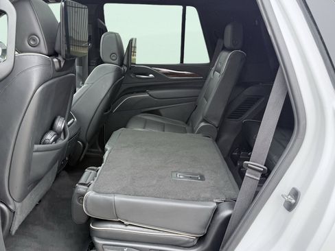 Used 2023 Cadillac Escalade Premium Luxury RWD image 37