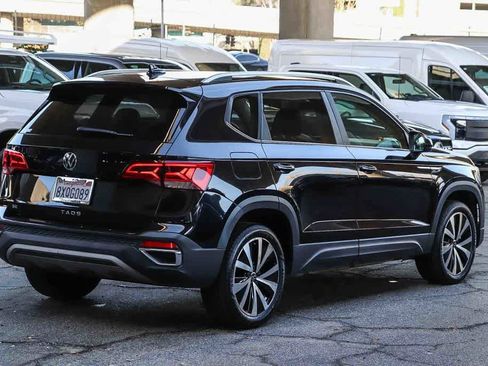 Used 2022 Volkswagen Taos SE image 4