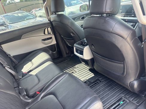 Used 2023 Kia Carnival LX FWD image 36