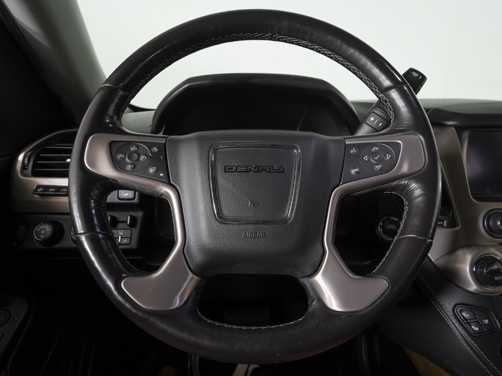 Used 2018 GMC Yukon Denali AWD/4WD image 19