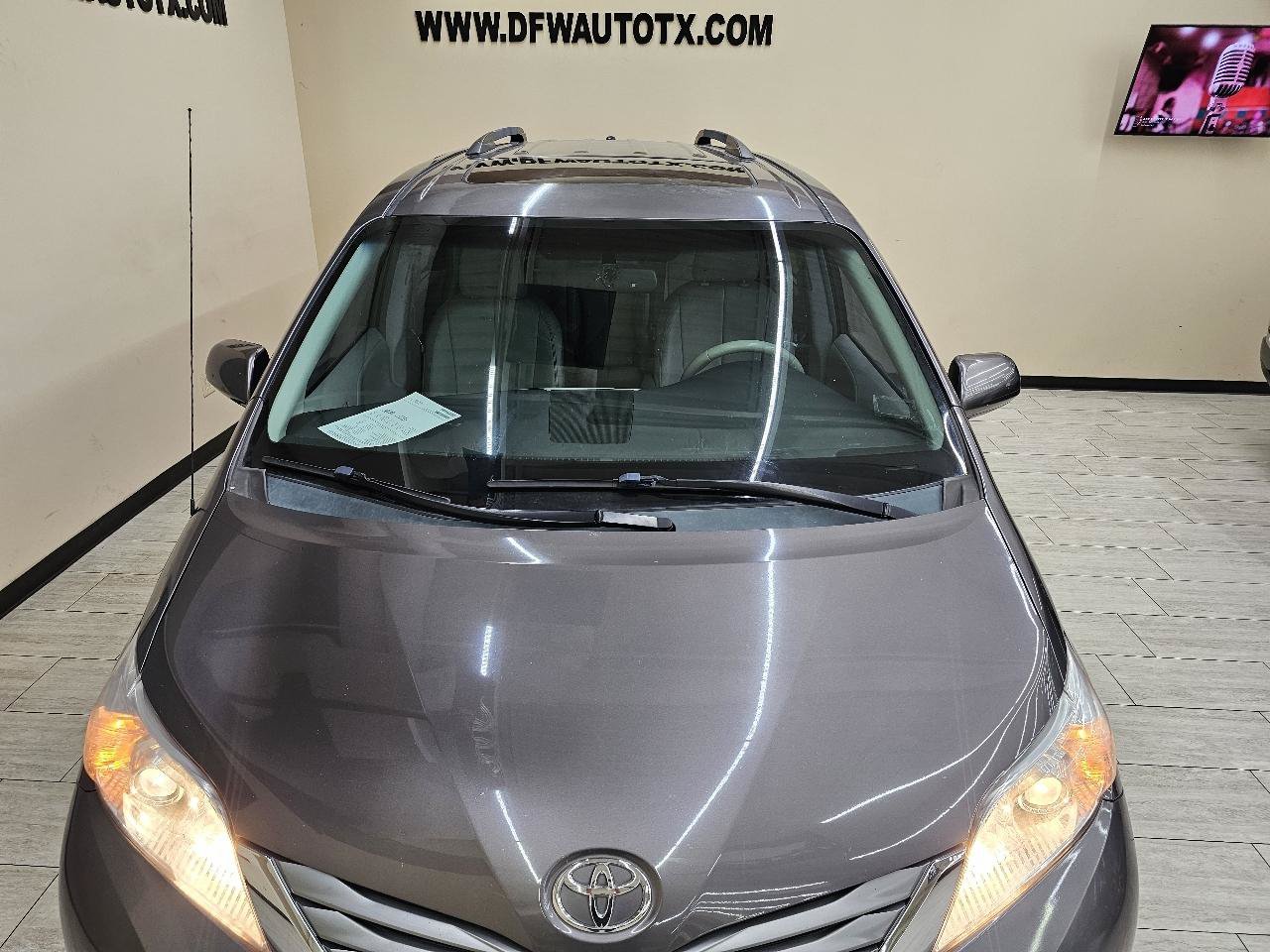 Used 2013 Toyota Sienna XLE FWD image 4
