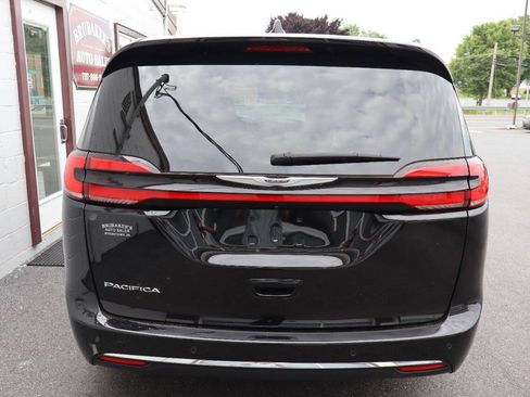 Used 2025 Chrysler Pacifica Select FWD image 3