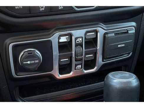 Used 2020 Jeep Wrangler Unlimited Sahara image 30