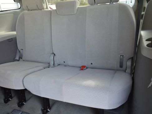 Used 2011 Toyota Sienna LE image 19