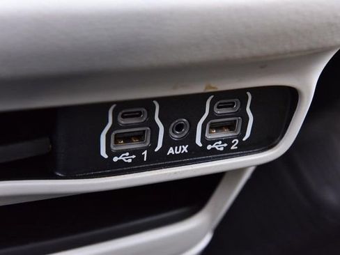 Used 2024 Chrysler Pacifica Select image 17