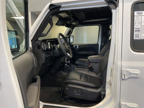 Used 2024 Jeep Wrangler Unlimited Sahara w/ Technology Group AWD/4WD image 16