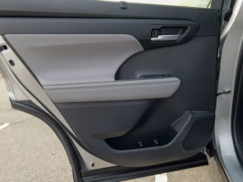 Used 2023 Toyota Highlander XLE image 25