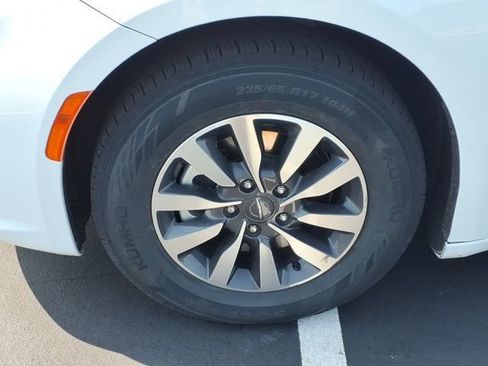 Used 2022 Chrysler Pacifica Touring-L FWD image 32