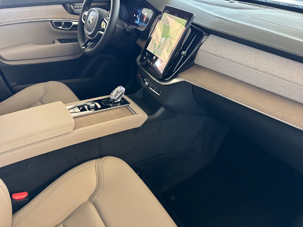 New 2026 Volvo XC90 T8 Plus w/ Protection Package Premier AWD/4WD image 16