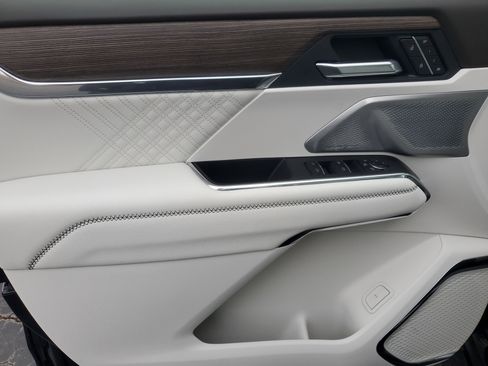 Used 2025 GMC Acadia Denali w/ Super Cruise Package image 15