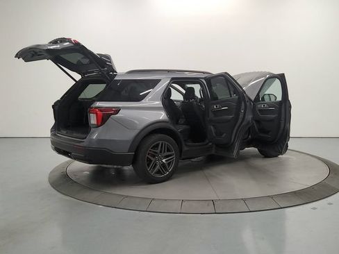 Used 2025 Ford Explorer ST-Line w/ ST-Line Street Pack AWD/4WD image 16