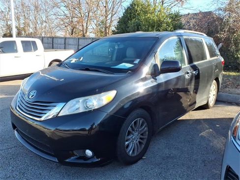 Used 2015 Toyota Sienna XLE Premium image 3
