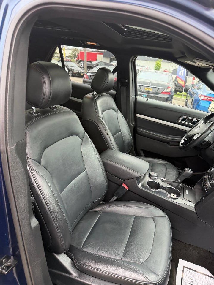 Used 2017 Ford Explorer XLT w/ Equipment Group 202A AWD/4WD image 31