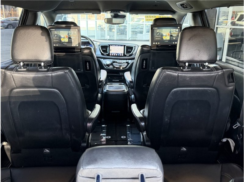 Used 2019 Chrysler Pacifica Touring-L Plus w/ Advanced Safetytec Group FWD image 27