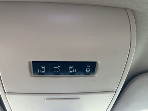 Used 2011 Chrysler Town & Country Touring-L w/ Entertainment Group #2 FWD image 16