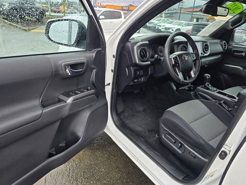 Used 2022 Toyota Tacoma TRD Off-Road AWD/4WD image 19