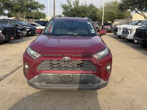 Used 2021 Toyota RAV4 XLE w/ Convenience Package FWD image 2