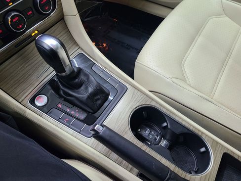 Used 2018 Volkswagen Passat 2.0T SE image 35