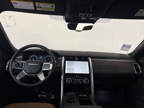 Used 2025 Land Rover Discovery Dynamic SE image 31