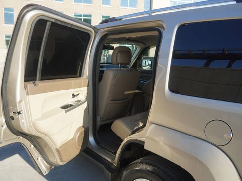 Used 2010 Jeep Liberty Limited w/ Tire & Wheel Group image 14