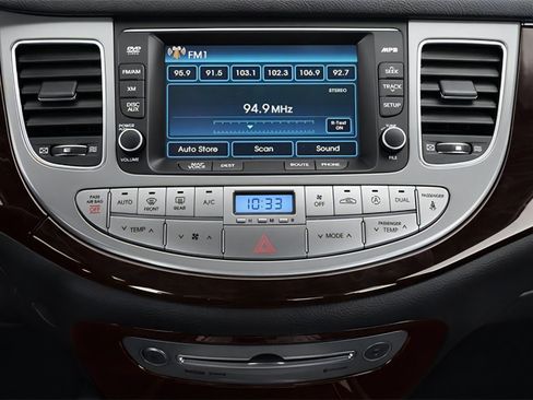 Used 2013 Hyundai Genesis 3.8 w/ Technology Pkg RWD image 7
