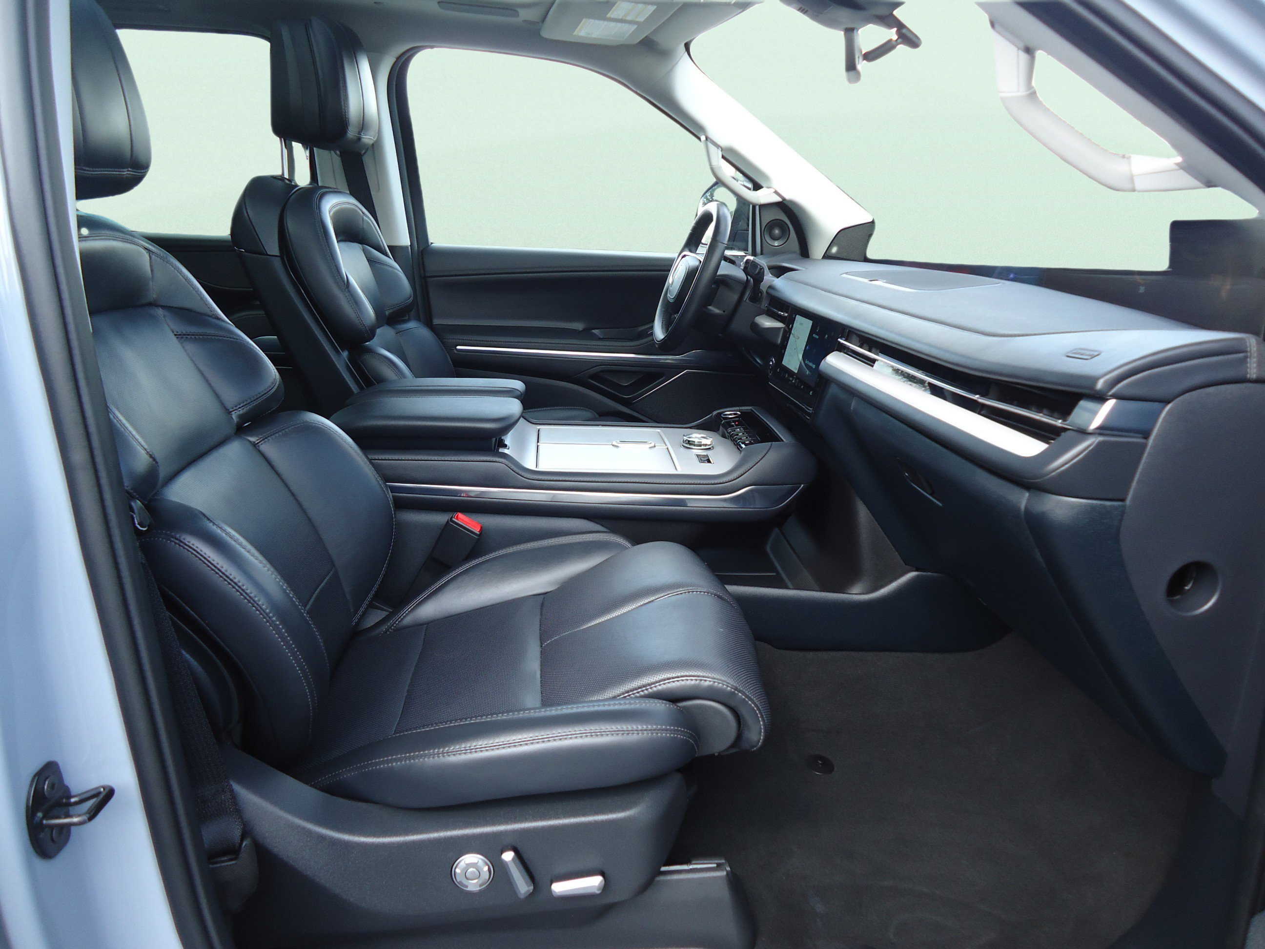 Used 2025 Lincoln Navigator Reserve AWD/4WD image 27