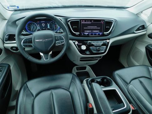 Used 2023 Chrysler Pacifica Touring-L image 22