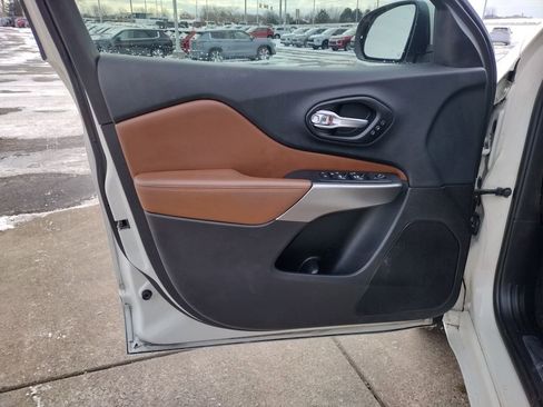 Used 2019 Jeep Cherokee Overland w/ Technology Group image 23