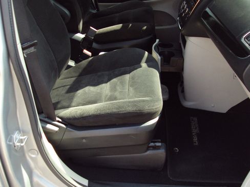 Used 2016 Dodge Grand Caravan SE image 13