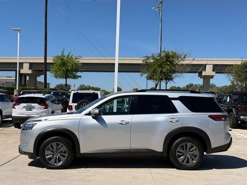 Used 2025 Nissan Pathfinder SV FWD image 8