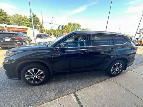 Used 2021 Toyota Highlander XLE AWD/4WD image 4