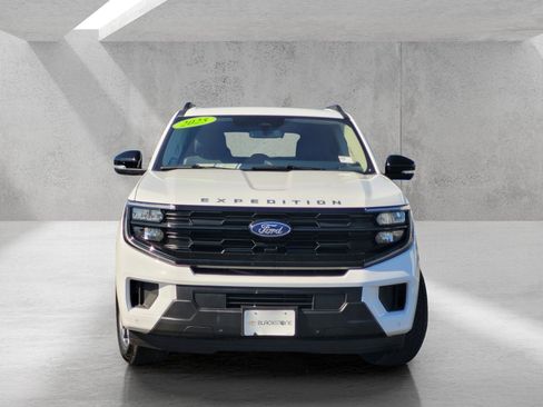 Used 2025 Ford Expedition Active AWD/4WD image 3